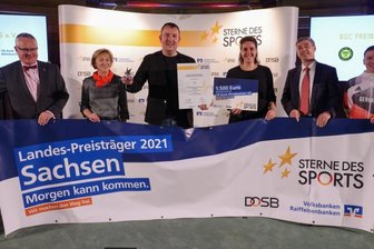 Feierliche Würdigung für soziales Engagement - Stellvertretend für die U 13 des BSC Freiberg nahm D-Jugend-Trainer Sebastian May (M.) die Urkunde sowie den silbernen Stern entgegen.