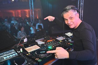 Feiern bis in die Nacht: Ü30-Party begeistert in Schneeberg - DJ Branko Jet vom MDR-Sender Sputnik hat in Schneeberg aufgelegt.