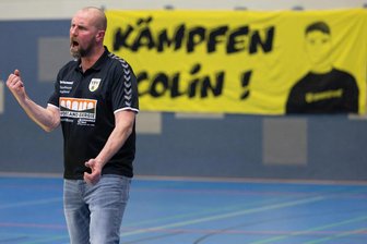 Feiern die Regionalliga-Volleyballer des VSV Oelsnitz am Samstag in Plauen den Klassenerhalt? - Kämpfen für den Klassenerhalt heißt es am Samstag für die Männer von Trainer Alexander Krug. Auch den im Hintergrund erwähnten krebskranken jungen VSV-Fan Colin würde ein Sieg sicher sehr freuen.