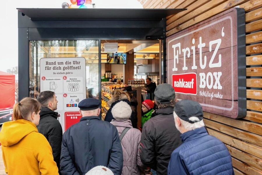 Feiern die Tante-Emma-Läden in der Region ein Comeback? - Kunden stehen Schlange bei der Eröffnung der "Fritz' nahkauf Box" in Moritzburg. 