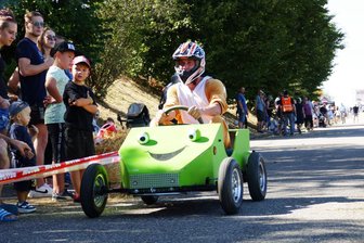 Feiern im Erzgebirge: Witzschdorfer Festwoche startet mit spektakulären Gefährten - In einem Frosch auf vier Rädern nahm der Witzschdorfer Simon Meusel am Seifenkistenrennen in seinem Heimatort teil.