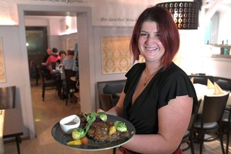 Feiertage zwischen Freiberg und Flöha: So gefragt sind die Restaurants - Odette Lamkhizni serviert im Gasthof Halsbach eine Gänsekeule.