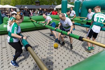 Feiertagsstimmung in Freiberg und Umgebung: Männertag mit Human Soccer, Rockmusik und Familienausflügen - Beim Human Soccer an der Freiberger Brauerei hatten die Spieler und auch die Zuschauer ihren Spaß.