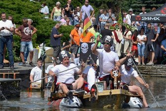 Feierwochenende in Rodewisch: Warum nach der Party Kritik aufkommt - Die Inselpiraten waren mit ihrer Konstruktion zwar nicht die Schnellsten beim Wasserkistenrennen rund um die Schlossinsel, dafür aber die Publikumslieblinge. Auch die Jury sparte nicht mit Kreativ-Punkten.