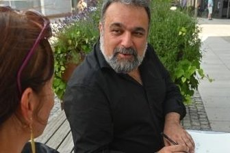 Fein gezeichnete Lebensfreude - Mehrdad Zaeri zur Signierstunde in Chemnitz.