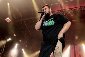 Feine Sahne Fischfilet kommt nach Zwickau - Jan «Monchi» Gorkow, Sänger von Feine Sahne Fischfilet, tritt beim Open-Air Konzert der Politpunkband «Feine Sahne Fischfilet» in der Zitadelle Spandau auf.