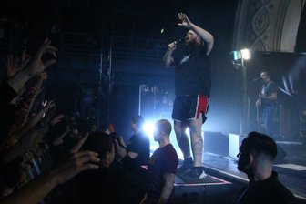 Feine Sahne Fischfilet live in Leipzig: Mit Schlager und Feueralarm - Monchi bei der Sache am Samstag im Leipziger Haus Auensee.