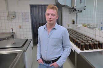 Feinkost-Firma im Erzgebirge: Junger Unternehmer wagt notgedrungen Neustart - Niclas-Maurice Becher ist Inhaber von Feinkost Cistecky in Albernau. Er plant einen neuen Standort in Schneeberg – nicht ganz freiwillig.
