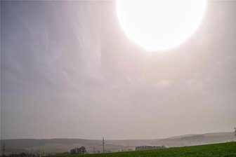 Feinstaubbelastung über Ostern: Carlsfeld im Erzgebirge meldet höchsten Wert - Einen trüben Himmel gab es über Ostern auch in Zwönitz.