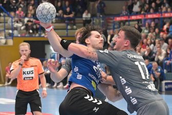 Feinste Handball-Kost im Erzgebirge: Aue spielt erst selbst und lädt dann zur dritten Halbzeit ein - Kapitän Sebastian Paraschiv (l.) und die Auer Handballer sind am Sonntag erstmals im neuen Jahr gefordert. Gegen Kornwestheim wollen sie sich drei Zähler sichern. Danach ist WM-Gruppengucken in der Lößnitzer Erzgebirgshalle angesagt.
