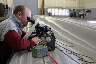 Feinstes Drahtgewebe aus Pausa für Windkanal in der Türkei - Martin Hörl verschweißt unter Mikroskop die Edelstahlgewebebahnen auf Stoß so, dass die Naht nicht mehr zu sehen ist. 