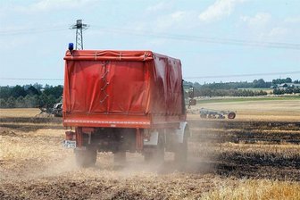 Feld an der B 169 bei Frankenberg in Flammen - Am Montag wurde die Feuerwehr gegen 13 Uhr zur Äußeren Chemnitzer Straße, B 169 kurz nach der Brettmühle, gerufen. Dort war ein Feld beim Strohpressen in Brand geraten.