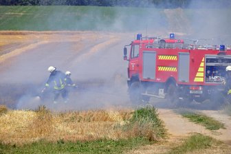 Feld bei Augustusburg brennt - Durch die Hitze ist es auf einem Feld der Agrar GmbH Kunnerstein bei Augustusburg zum Brand in einem gerade abgeernteten Wintergersteschlag gekommen.