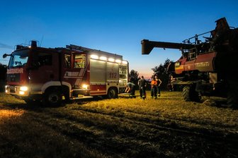 Feld in Flammen - Feuerwehr im Einsatz -