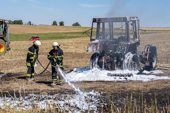 Feld steht in Flammen - Traktor ausgebrannt - Ein Traktor bei Schneidenbach hat gebrannt.