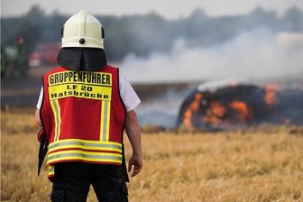 Feldbrände halten Feuerwehren in Mittelsachsen auf Trab - Die abgebrannte Fläche war so groß wie sieben Fußballfelder: Am 13. Juli gegen 15 Uhr brannte ein rund fünf Hektar großes Feld zwischen Großschirma und Langhennersdorf. Auslöser war eine defekte Strohballenpresse. Insgesamt67 Feuerwehrleute waren im Einsatz, um den Brand zu löschen.