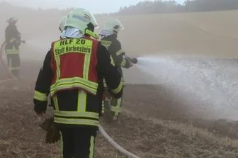 Feldbrand an S 255 gelöscht - Bei dem Feldbrand waren Feuerwehren aus Hartenstein, Thierfeld und Neuwürschnitz im Einsatz.