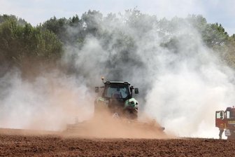 Feldbrand: Feuerwehren und Landwirte im Einsatz -