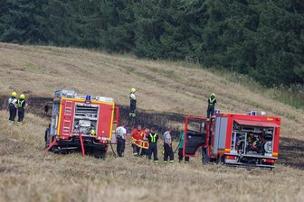 Feldbrand: Feuerwehrleute aus Hohenstein-Ernstthal und Oberlungwitz werden in den Erzgebirgskreis gerufen - Das Feld, das Feuer gefangen hatte und gelöscht werden musste, liegt an einem Hang.