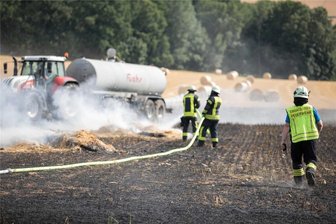 Feldbrand in Lichtenberg: 50 Feuerwehrleute im Einsatz - Etwa 50 Kameraden haben am Samstag einen 2500 Quatratmeter großen Feldbrand bei Lichtenberg gelöscht.