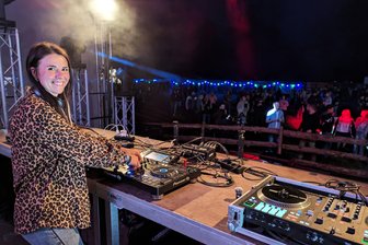 Feldflair-Festival im Erzgebirge: Trotz des Wetters wird eine magische Marke geknackt - Neben vier männlichen Vertretern ihrer Zunft sorgte auch DJane Julifa aus Thüringen in Grünhainichen für Stimmung.