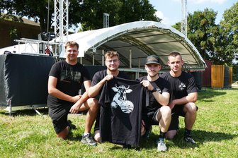 Feldflair: Kleines Dorf im Erzgebirge hofft auf ein großes Festival - Till Reinwart, Simon Albrecht, Anton Wittig und Niklas Jähnichen (von links) gehören zum 80-köpfigen Organisationsteam.