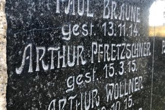 Der Name von Arthur Pfretzschner ist auf dem Denkmal für die Gefallenen des Ersten Weltkrieges an der Wehrkirche in Triebel in Stein gemeißelt.