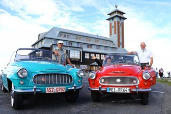 Felicia-Freunde treffen sich zum 6. Mal im Erzgebirge - Andreas Seidler (li) aus Raschau-Markersbach hat einen der ersten Skoda Felicia, während Elke und Heinz Tzschöckell aus Radebeul einen der letzten besitzen.