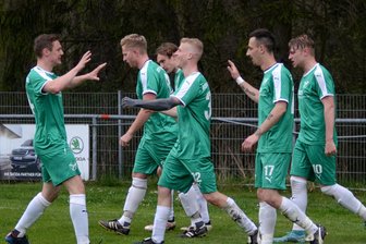 Felix-Magath-Methode in der Vogtlandliga: BSV Irfersgrün quält sich an die Ligaspitze - Derzeit ein gewohntes Bild in Irfersgrün: Die Spieler des BSV freuen sich über ein Tor. Am Wochenende empfängt der Spitzenreiter den FC Werda zum Topspiel der Vogtlandliga.