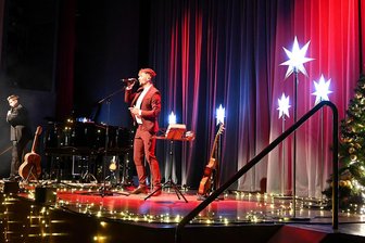 Felix Räuber im Reichenbacher Neuberinhaus: Und plötzlich sang er nicht mehr „Allein, allein“ - Felix Räuber (rechts) mit Allrounder Justin Lehmann-Friese im Reichenbacher Neuberinhaus