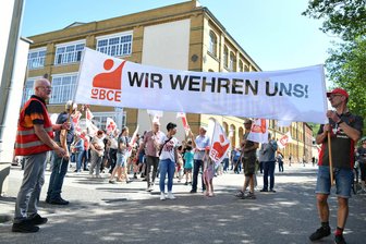 Felix Schoeller macht Ernst: Papierfabrik in Penig schließt zum Monatsende - Am 1. Mai wurde in Penig noch gegen die Schließung der Papierfabrik demonstriert.