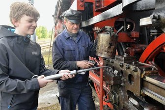 Felix und die Dampflok: Zwölfjähriger spendet Taschengeld - Felix Steinbach, 12 Jahre alt, ist Fan von Dampflokomotiven. Mit Lokführer Eike Ring darf er sein gesponsortes Bauteil, einen Kreuzkopf am Antriebsgestänge, abölen. 