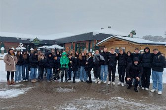 Feliz Navidad: Warum spanische Schüler Räucherkerzchen formen - Die Schüler des deutsch-spanischen Austausches mit ihren Lehrern vor dem Räucherkerzenland in Crottendorf.
