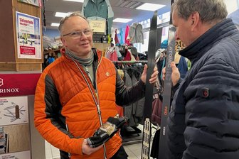 Fell-Ski im Trend: Große Nachfrage bei einzigem Skiverleih der Region Freiberg - Axel Eilenberger hat ein Sportgeschäft in der Freiberger Innenstadt und ist der einzige Händler, der Skiausrüstung verleiht.