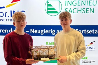 Fels-Schule aus Limbach-Oberfrohna gewinnt sächsischen Ingenieurspreis - Thomas Kühnrich und Niclas Endlich vom Fels in Limbach-Oberfrohna mit der „Oktagon Arena“