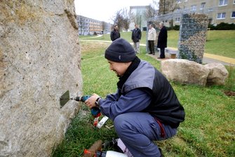 Felsbrocken als Blickfang - 
              <p class="artikelinhalt">Abschlussarbeit am neuen Wohngebietspark der Auerbacher Wohnungsgenossenschaft: Frank Bochmann brachte am Donnerstag Schilder an den Felsbrocken an, die als Blickfang die zum Rastplatz umgestaltete Abrissfläche an der Albert-Schweitzer-Straße schmücken.</p>
            