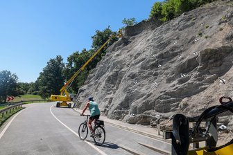 Felssicherung an der Bastei in Remse vor Abschluss: Verkehr rollt ab Freitagnachmittag wieder über B 175 - Der Felsen an der Bastei in Remse befindet sich nun hinter einem Netz.