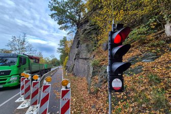 Felssturz im Chemnitztal: Mehrere 50-Kilo-Brocken auf B 107 gefallen - Wegen eines Felssturzes ist die Chemnitztalstraße nur einseitig befahrbar.