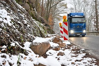 Felssturz im Schweizerthal: Chemnitztalstraße wird gesperrt - Auf der Chemnitztalstraße zwischen Diethensdorf und Mohsdorf ist es zu einem Steinschlag gekommen.