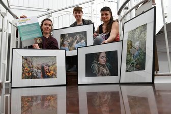 Feministische Aktionswoche in Rochlitz will aufrütteln: „Wir sind eben nicht gleichberechtigt“ - Feministische Aktionswoche „REIZend“ in Rochlitz und Umgebung: Cornelia Kluge (Kulturscheune Weiditz), Katrin Heims und Marika Krüger (Artenreich e.V.) mit Bildern von Franziska Barth, die im Rathaus ausgestellt werden.