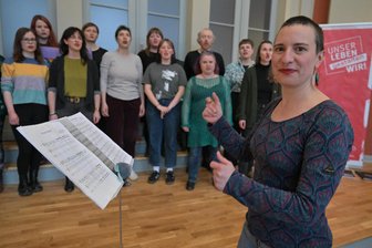 Feministischer Chor aus Zwickau: „Wir wollen unsere Stimmen erheben und gehört werden“ - Das „Feministische Chorprojekt Zwickau“ bei der Probe für ihren Auftritt zum „Equal Pay Day“ im Haus der Gewerkschaften in Zwickau. Vorn: Dominique Suhr.