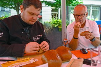 Fenchel-Walnuss-Brot überzeugt bei Freiberger Brot-Prüfung - Michael Isensee und Sebastian Weidelt (links) prüften die Brote mit Sachverstand.