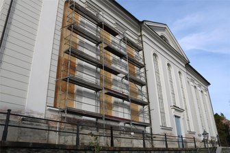 Fenster an der Lößnitzer Johanniskirche werden saniert - An der Johanniskirche in Lößnitz sind Holzplatten angebracht. Sie ersetzen vorübergehend drei Fenster, die saniert werden müssen. Insgesamt lässt die Gemeinde 22 Fenster erneuern.