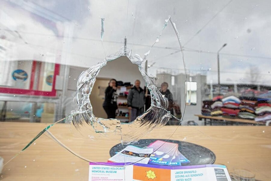 Fenster bei Plauener Demokratieverein Colorido eingeschlagen: Polizei prüft Verbindung zur rechten Szene - Unbekannte haben das Schaufenster des Bring-und-nimm-Ladens an der Plauener Beethovenstraße mutwillig zerstört. 
