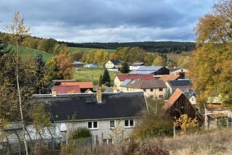 Fenster der kommunalen Wohnungen in Triebel werden modernisiert - Blick auf Triebel im Herbst: Im Ort investiert die Gemeinde nun in die Fenster kommunaler Wohnungen.