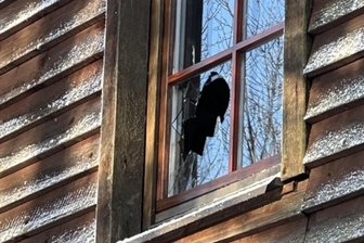 Fenster eingeworfen: Erneuter Einbruch in den Kapellenbergturm im Vogtland - Unbekannte zerschlugen am Kapellenbergturm ein Fenster und drangen in die Aussichtswarte ein.