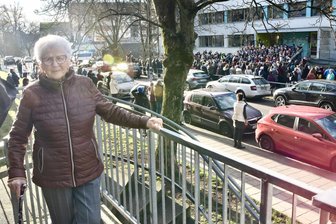 Fenstersingen auf dem Kaßberg: „Jede Attraktion im Alltag ist wunderbar!“ - Grete Walther lauschte den Kindern der gegenüberliegenden Pablo-Neruda-Grundschule.