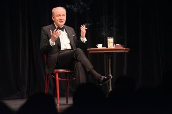 Bestsellerautor, nun auch Schauspieler: Ferdinand von Schirach auf der Bühne des ausverkauften König-Albert-Theaters Bad Elster.  