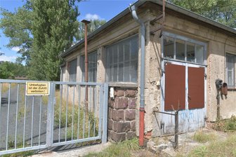 Ferdinandschacht Rothenfurth: Naturschützer verklagen Freistaat - Vandalismus und Zerfall sind am Ferdinandschacht in Rothenfurth schon am Pförtnerhaus zu erkennen. Defekte Fenster und Türen sowie Putz- und Nässeschäden gibt es auch bei weiteren Gebäuden der denkmalgeschützten Anlage, die vom Freistaat Sachsen bis Ende 2023 jahrzehntelang als Bohrkernlager genutzt worden war.