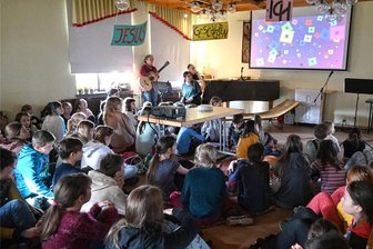Ferien im Erzgebirge: Kinderbibeltage in Neudorf stoßen auf großes Interesse - Volles Haus: Etwa 80 Mädchen und Jungen waren täglich bei den Kinderbibeltagen in Neudorf mit dabei.